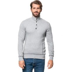 Golfy męskie: Sweter w kolorze jasnoszarym