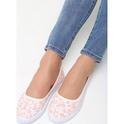Białe Balerinki Bigger Thing. Białe baleriny damskie Born2be, w kwiaty, bez obcasa, na płaskiej podeszwie. Za 29,99 zł.