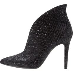 Jessica Simpson LASNIA Botki na obcasie black. Czarne botki damskie Jessica Simpson, ze skóry ekologicznej, klasyczne, bez obcasa, na obcasie, bez zapięcia. Za 549,00 zł.