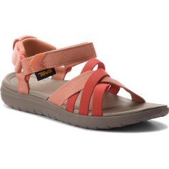 Sandały TEVA - Sanborn Sandal 1015161 Coral Sand. Czerwone sandały damskie Teva, bez wzorów, z tworzywa sztucznego, sportowe, bez obcasa, bez zapięcia, outdoorowe. W wyprzedaży za 189,00 zł.