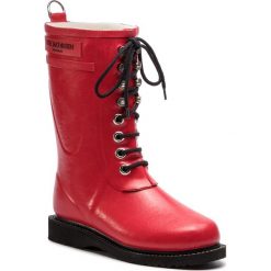 Kalosze ILSE JACOBSEN - RUB15 Deep Red 303. Czerwone kalosze damskie marki Ilse Jacobsen, z tworzywa sztucznego, bez obcasa, bez zapięcia. W wyprzedaży za 399,00 zł.