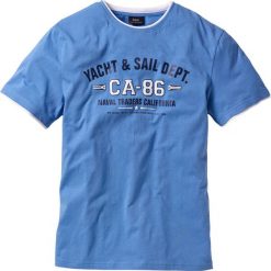 T-shirt 2 w 1 Regular Fit bonprix błękitny. Niebieskie koszulki męskie bonprix, xl, z nadrukiem, z kontrastowym kołnierzykiem. Za 34,99 zł.
