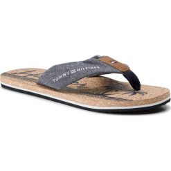 Japonki TOMMY HILFIGER - Chambray Beach Sandal FM0FM02268 Midnight 403. Niebieskie klapki męskie TOMMY HILFIGER, bez wzorów, ze skóry ekologicznej. Za 159,00 zł.