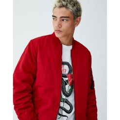 Pikowana kurtka bomber. Czerwone kurtki męskie bomber Pull&Bear, m. Za 109,00 zł.