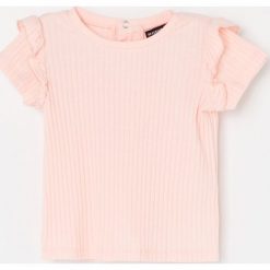 Prążkowany t-shirt z falbankami - Pomarańczowy. Pomarańczowe t-shirty damskie Reserved, bez wzorów, prążkowane, z falbankami. W wyprzedaży za 12,99 zł.