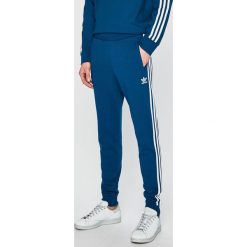Adidas Originals - Spodnie. Niebieskie spodnie męskie adidas Originals, na co dzień, xl, bez wzorów, z elastanu, casualowe. W wyprzedaży za 219,90 zł.