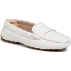 Mokasyny CLARKS - C Mocc 261478664 White Leather. Białe mokasyny damskie Clarks, ze skóry, na płaskiej podeszwie. Za 389,00 zł.