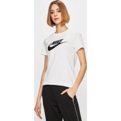Nike Sportswear - Top. Czarne topy damskie Nike Sportswear, s, z nadrukiem, z bawełny, z okrągłym kołnierzem. W wyprzedaży za 89,90 zł.