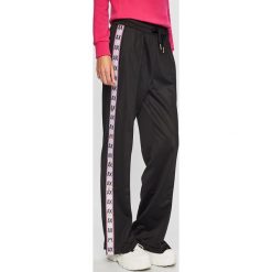 Armani Exchange - Spodnie. Czarne spodnie damskie Armani Exchange, s, bez wzorów, z poliesteru, casualowe. Za 569,90 zł.