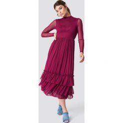 NA-KD Boho Siateczkowa sukienka z falbanką - Red. Czerwone sukienki damskie NA-KD Boho, bez wzorów, boho, ze stójką, z długim rękawem, długie. W wyprzedaży za 121,47 zł.