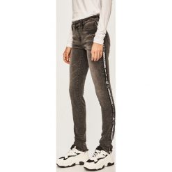 Armani Exchange - Jeansy J01. Szare jeansy damskie Armani Exchange, bez wzorów, z elastanu. W wyprzedaży za 439,90 zł.