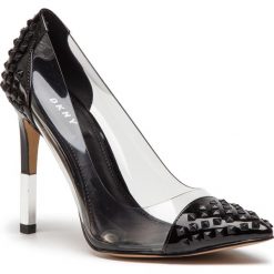 Szpilki DKNY - Resh-Pump K4890025 Clear Black. Czarne półbuty damskie DKNY, z aplikacjami, ze skóry ekologicznej, bez obcasa, na obcasie, bez zapięcia. Za 729,00 zł.
