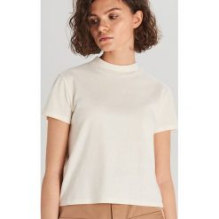 Koszulka basic turtle neck - Kremowy. Białe koszulki damskie Cropp, s, bez wzorów, bez kołnierzyka, bez rękawów. W wyprzedaży za 14,99 zł.