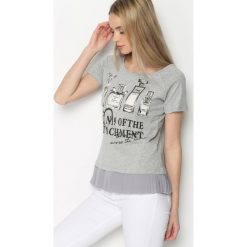 Szary T-shirt Four Attachments. Szare bluzki z falbaną Born2be, m, z nadrukiem, z falbankami, z krótkim rękawem. Za 49,99 zł.