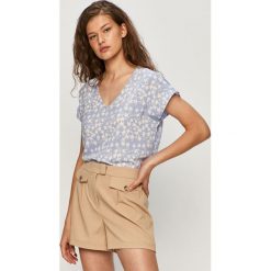 Jacqueline de Yong - Bluzka. Czarne bluzki damskie Jacqueline de Yong, bez wzorów, z elastanu, casualowe, bez kołnierzyka, z krótkim rękawem. Za 59,90 zł.