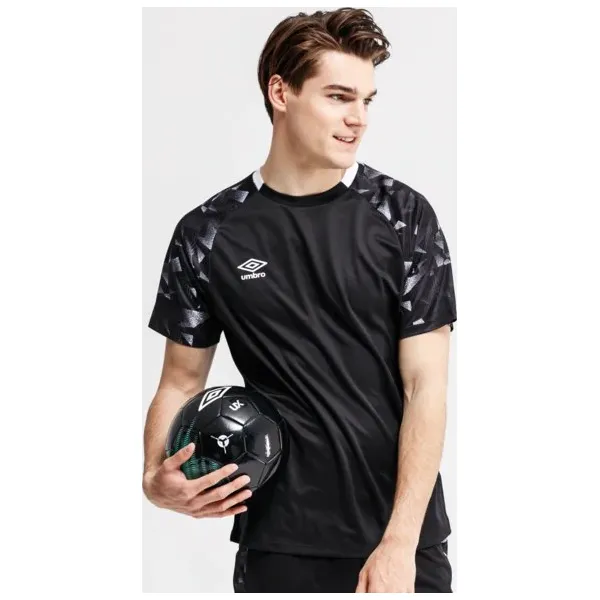 Umbro Koszulka Ss Fragment Jersey , czarny, rozmiar S. Czarne koszulki męskie Umbro, s, bez wzorów, z jersey, bez kołnierzyka, bez rękawów. W wyprzedaży za 47,99 zł.