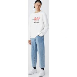 Bluza z haftowaną Różową Panterą. Białe bluzy męskie Pull&Bear, m, z haftami, bez kołnierzyka, bez rękawów, bez kaptura. Za 109,00 zł.
