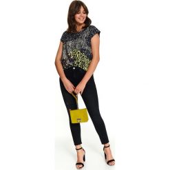 Bluzka z printem. Czarne bluzki damskie Top Secret, z nadrukiem, z tkaniny, eleganckie, bez kołnierzyka, z krótkim rękawem. W wyprzedaży za 34,99 zł.