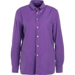 Polo Ralph Lauren OXFORD RELAXED FIT Koszula magenta. Różowe tuniki damskie Polo Ralph Lauren, l, bez wzorów, z bawełny, polo, bez rękawów. W wyprzedaży za 407,20 zł.