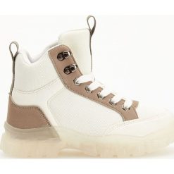Sznurowane buty trekkingowe na transparentnej podeszwie - Biały. Białe buty trekkingowe damskie Reserved. W wyprzedaży za 49,99 zł.