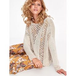 SWETER DŁUGI RĘKAW DAMSKI, Z DEKOLTEM W ŁÓDKĘ, LUŹNY. Brązowe swetry damskie marki Top Secret, na zimę, bez wzorów, eleganckie, z długim rękawem, długie, bez kaptura. W wyprzedaży za 59,99 zł.