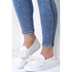 Białe Slip On Friends. Białe trampki i tenisówki damskie marki vices, bez wzorów, bez zapięcia. Za 59,99 zł.