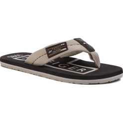 Japonki TOMMY HILFIGER - Badge Beach Sandal FM0FM02706 Stone AEP. Brązowe klapki męskie TOMMY HILFIGER, ze skóry, bez zapięcia. Za 159,00 zł.