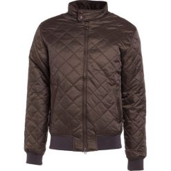 Barbour ROMER JACKET Kurtka przejściowa olive. Zielone kurtki męskie przejściowe Barbour, l, z materiału. W wyprzedaży za 629,25 zł.
