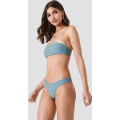 Kristin Sundberg for NA-KD Dół bikini stringi KS - Green. Zielone bikini marki Kristin Sundberg for NA-KD, bez wzorów. W wyprzedaży za 21,88 zł.