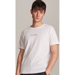 T-shirt z minimalistycznym napisem - Biały. Białe t-shirty męskie Reserved, s, z napisami. Za 49,99 zł.