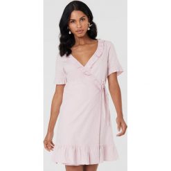 NA-KD Boho Lniana sukienka kopertowa - Pink. Różowe sukienki damskie marki NA-KD Boho, bez wzorów, boho, z falbankami, z krótkim rękawem, krótkie, mini, kopertowe. W wyprzedaży za 81,18 zł.
