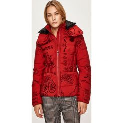 Desigual - Kurtka. Czarne kurtki damskie Desigual, s, bez wzorów, z poliesteru, krótkie, z kapturem. W wyprzedaży za 379,90 zł.
