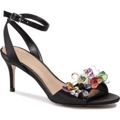 Sandały GUESS - Noelia FL6NOE SAT03 BLACK. Czarne klapki damskie Guess, z aplikacjami, ze skóry ekologicznej, bez obcasa, na obcasie. W wyprzedaży za 539,00 zł.