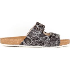 Klapki - skóra naturalna - model 340 - kolor czarny wąż. Czarne klapki damskie Zapato, bez wzorów, ze skóry, bez obcasa. W wyprzedaży za 99,00 zł.
