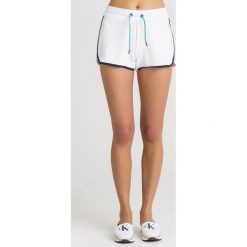 SZORTY DRESOWE EA7 Emporio Armani. Białe szorty damskie EA7 Emporio Armani, s, z nadrukiem, z elastanu. Za 233,00 zł.