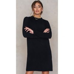 NA-KD Boho Sukienka z długim rękawem i falbanką - Black. Czarne sukienki damskie NA-KD Boho, bez wzorów, z wiskozy, boho, z okrągłym kołnierzem, z długim rękawem, długie. W wyprzedaży za 80,97 zł.