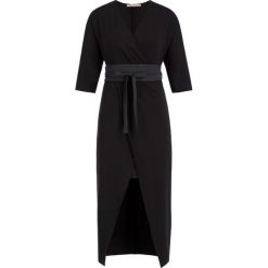 Sukienka codzienna Pennyblack Re 16240419. Czarne sukienki damskie Pennyblack, na co dzień, bez wzorów, z elastanu, bez kołnierzyka, bez rękawów, proste. W wyprzedaży za 459,00 zł.
