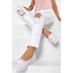 Różowe Tenisówki Teen Girl. Różowe trampki i tenisówki damskie Born2be, bez wzorów, bez zapięcia. W wyprzedaży za 29,99 zł.