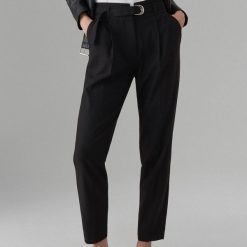 Spodnie carrot fit z paskiem - Czarny. Czarne spodnie damskie Mohito, bez wzorów. Za 139,99 zł.