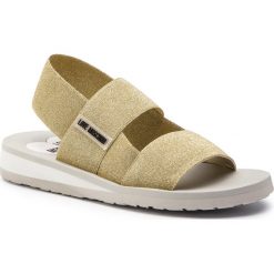 Sandały LOVE MOSCHINO - JA16293G07JT0901 Oro. Żółte klapki damskie Love Moschino, bez wzorów, z tworzywa sztucznego, bez obcasa. W wyprzedaży za 289,00 zł.