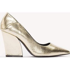 Czółenka: NA-KD Shoes Metaliczne czółenka Pointy - Gold
