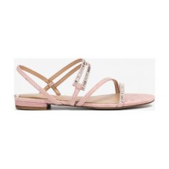 Guess Ravena Sandały Różowy Beżowy. Różowe sandały damskie Guess, w paski, ze skóry, bez obcasa, z paskami. Za 524,95 zł.