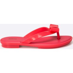 Melissa - Japonki Gueixa. Różowe klapki damskie marki Melissa, z materiału. W wyprzedaży za 129,90 zł.