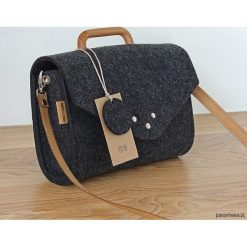 Mała grafitowa filcowa torebka Felt&Wood III. Szare torebki klasyczne damskie marki Pakamera, bez wzorów, na ramię, małe, bez dodatków. Za 125,00 zł.