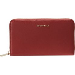Coccinelle SOFT Portfel bourgogne. Czerwone portfele damskie marki Coccinelle. Za 599,00 zł.