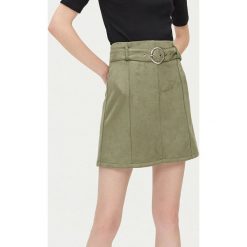 Spódnica zamszowa z paskiem - Khaki. Brązowe spódniczki damskie Cropp, s, bez wzorów, z zamszu. W wyprzedaży za 48,99 zł.
