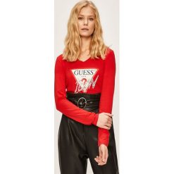 Guess Jeans - Longsleeve. Białe bluzki damskie Guess Jeans, s, z aplikacjami, z elastanu, casualowe, bez kołnierzyka, z długim rękawem. W wyprzedaży za 129,90 zł.
