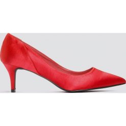 NA-KD Shoes Satynowe czółenka na średnim obcasie - Red. Czerwone czółenka damskie NA-KD Shoes, bez wzorów, z satyny, na średnim obcasie, na obcasie. W wyprzedaży za 48,58 zł.