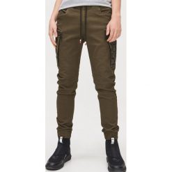 Joggery cargo z nadrukiem - Khaki. Brązowe spodnie męskie Cropp, m, z nadrukiem. Za 149,99 zł.