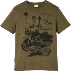T-shirt z nadrukiem bonprix ciemnooliwkowy. Zielone t-shirty męskie bonprix, s, z nadrukiem, bez kołnierzyka. Za 37,99 zł.